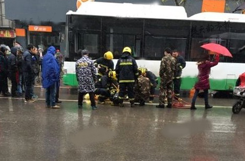 女子被卷入公交車(chē)底 消防用千斤頂將其救出