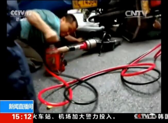 危機(jī)時(shí)刻 維修師傅千斤頂救人